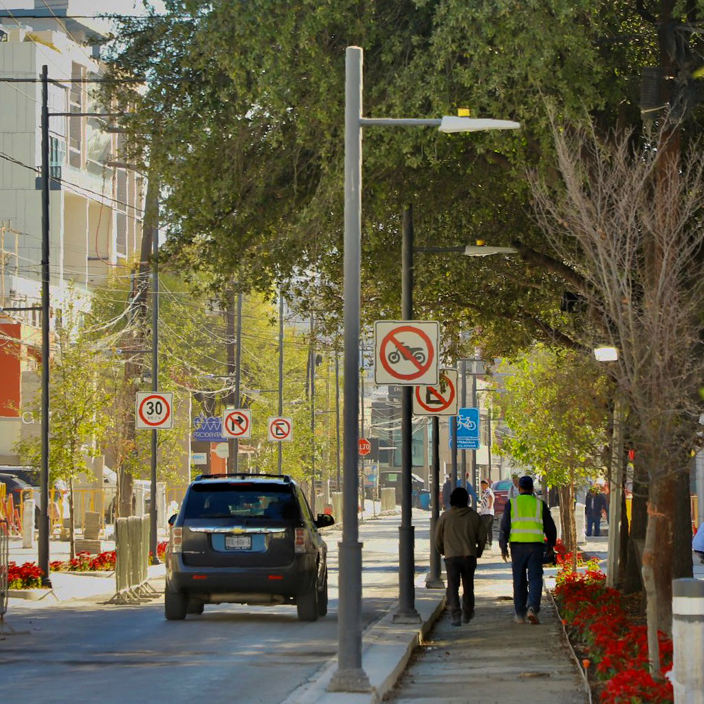 irl-urban-traffic-sign-pole-system-01